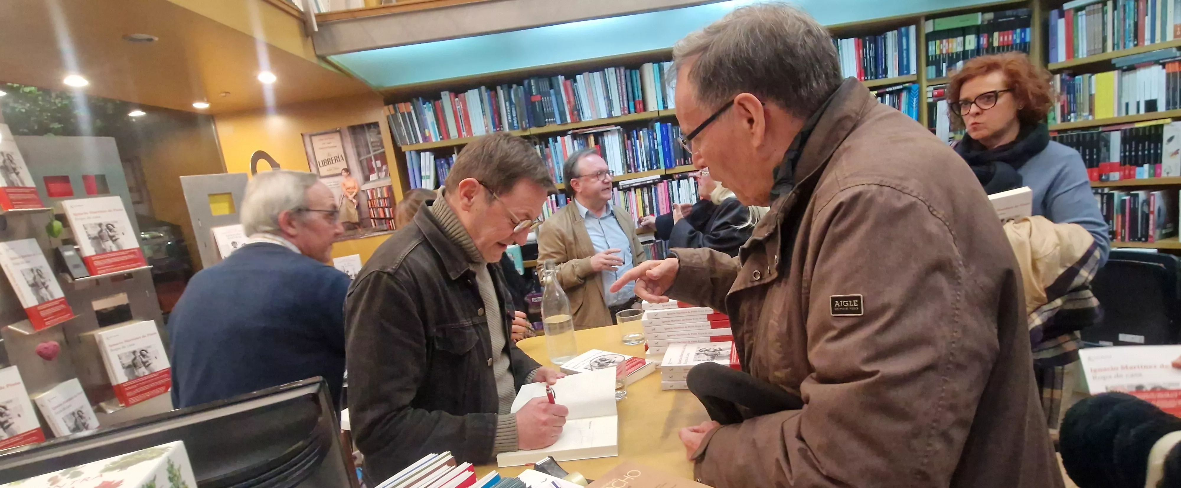 Presentación de la novela Ropa de casa, de Martínez de Pisón, en la Anónima. Foto Myriam Martínez