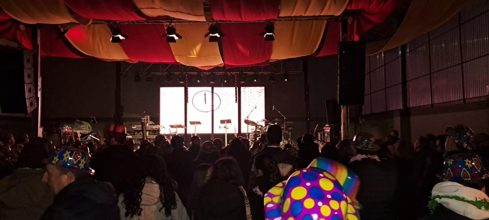 Mucha gente en la nochevieja anticipada.