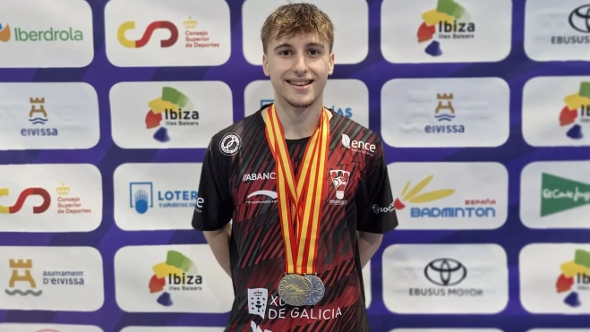 Raúl Bergua, con sus tres medallas (un oro y dos platas) de Ibiza en el Sub-17 Raúl Bergua, con sus tres medallas (un oro y dos platas) de Ibiza en el Sub-17