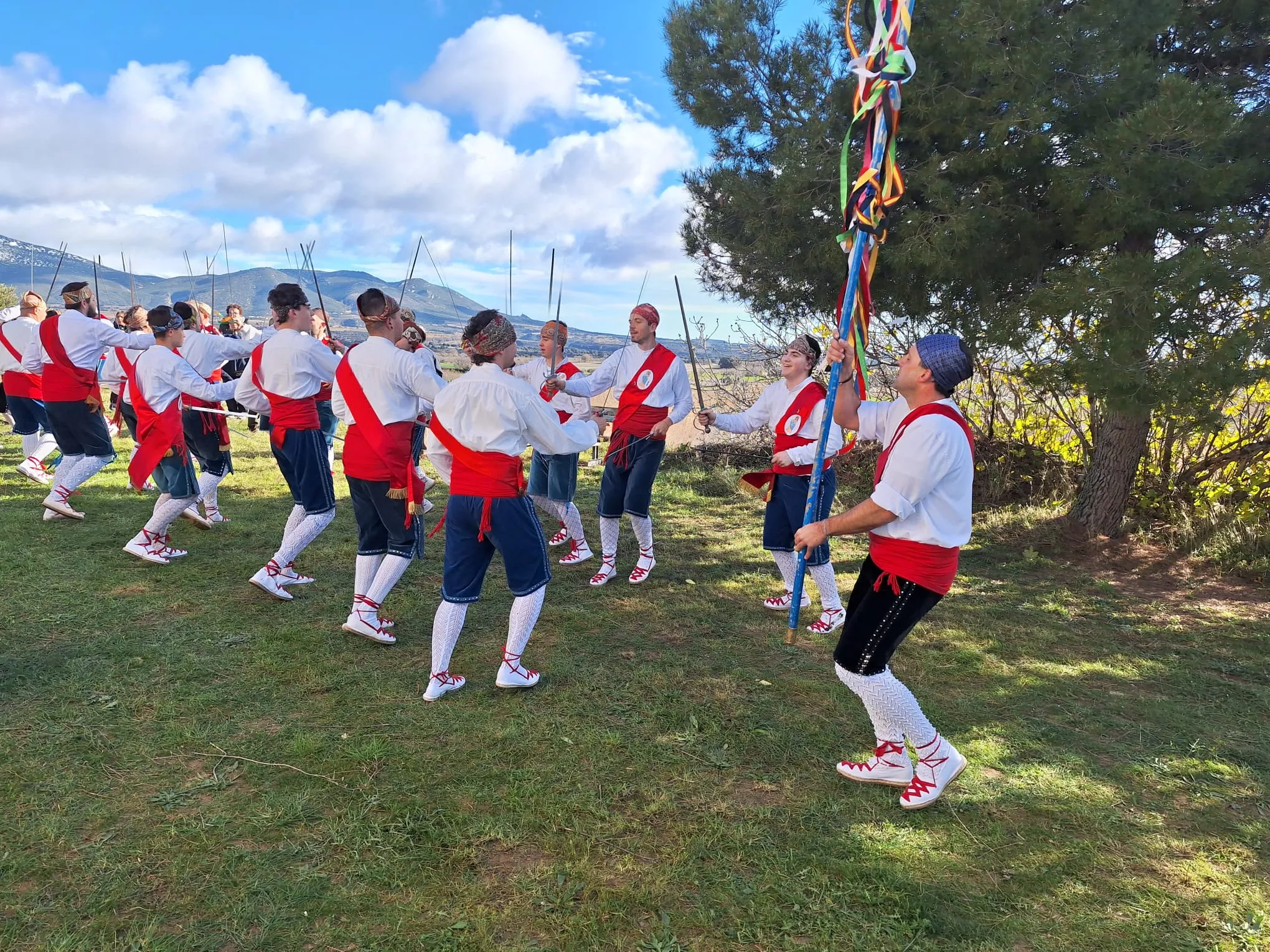 Dance de Apiés en la fiesta de la Inmaculada