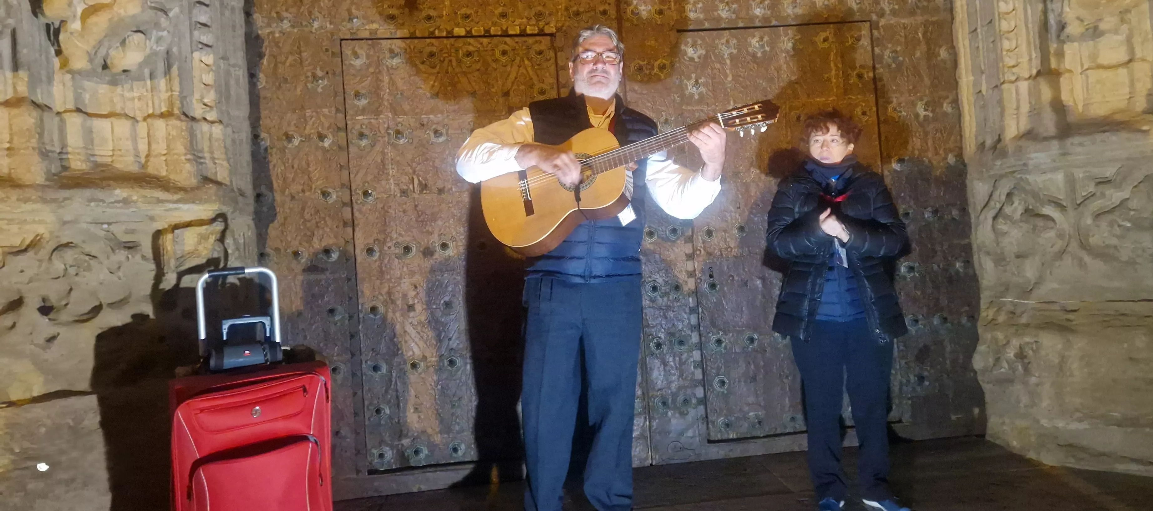 Elena Gómez Zazurca y Kike Lera han pilotado el viaje turístico Aerolíneas por el centro de Huesca. Foto Myriam Martínez 