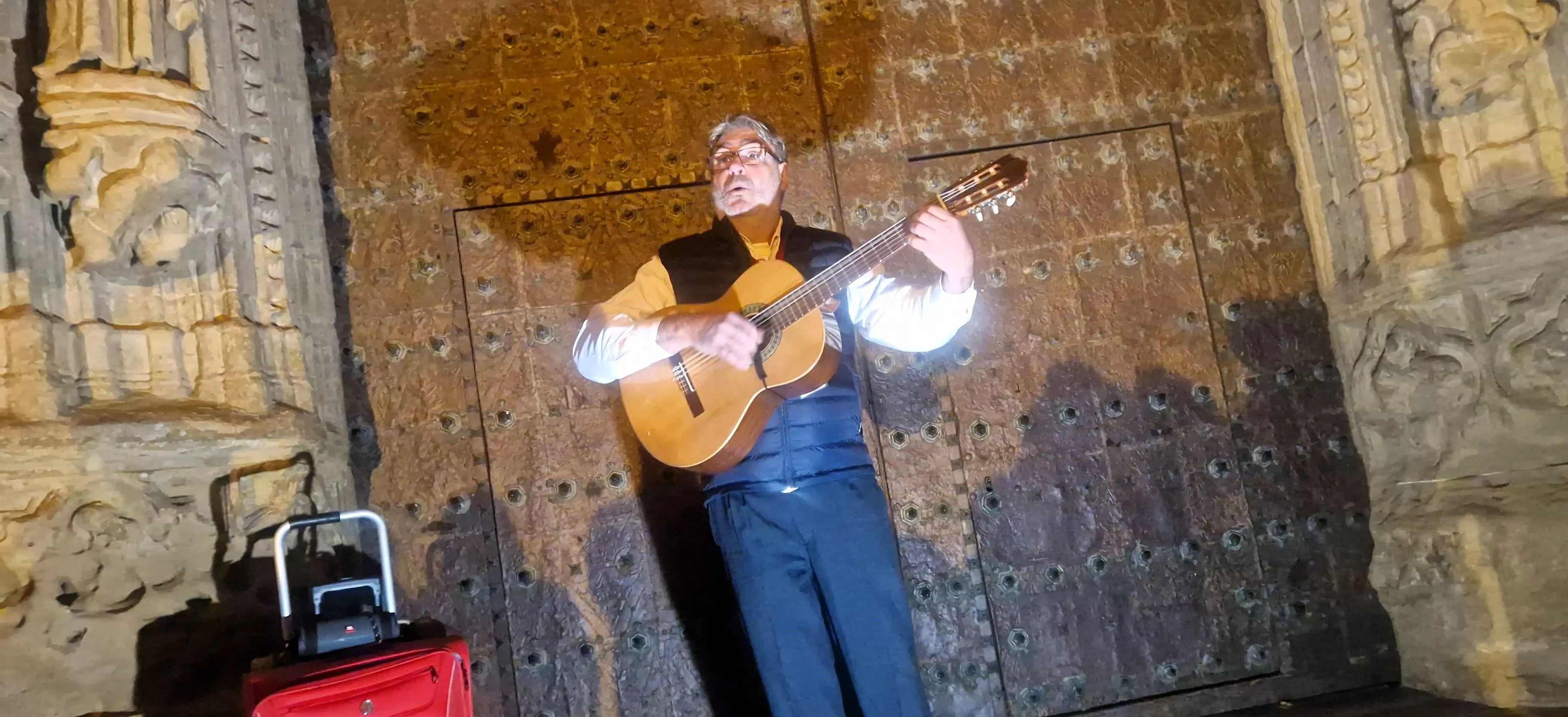 Elena Gómez Zazurca y Kike Lera han pilotado el viaje turístico Aerolíneas por el centro de Huesca. Foto Myriam Martínez 