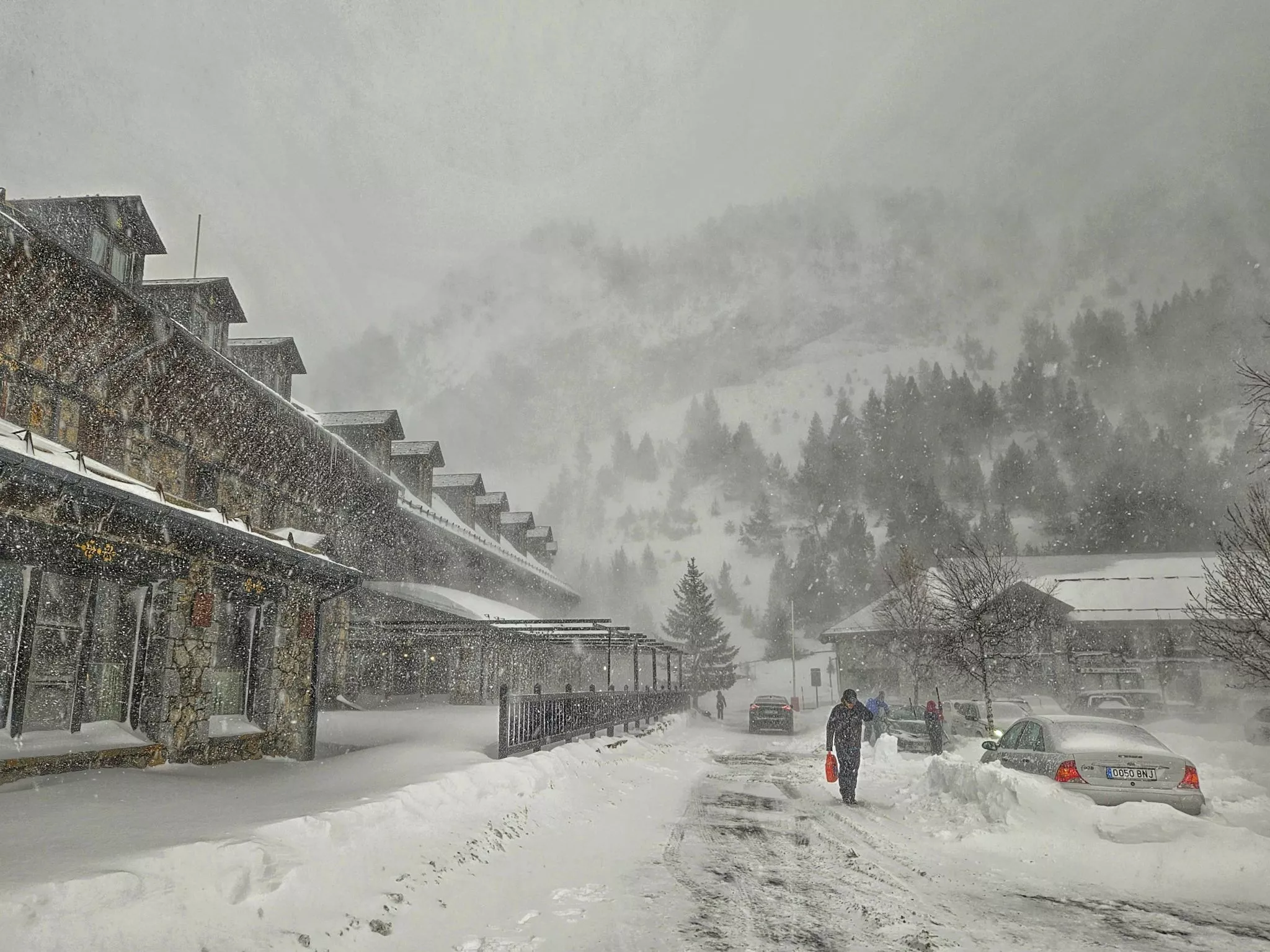 Nieve, frío y fuerte viento en una jornada invernal en la provincia. En la imagen, Llanos del Hospital.