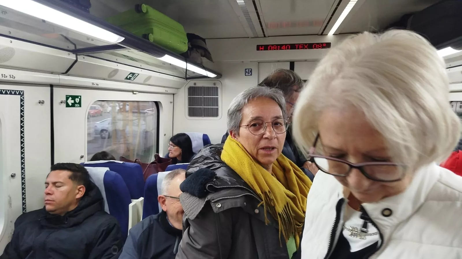 Personas apelotonadas en los pasillos del Regional habilitado para los pasajeros del AVE que no ha salido de Huesca