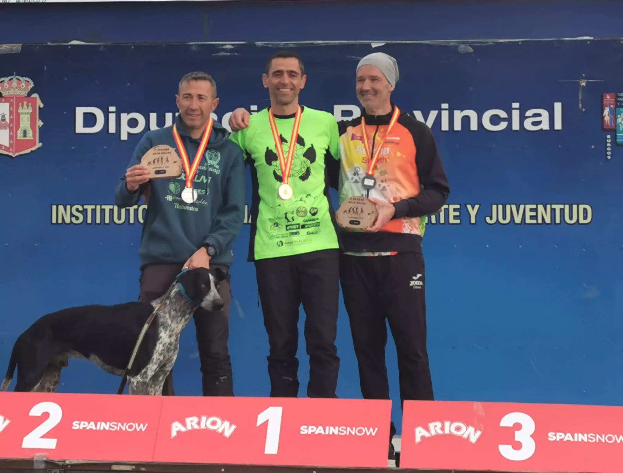 David Eced, en el centro, con la medalla de oro.