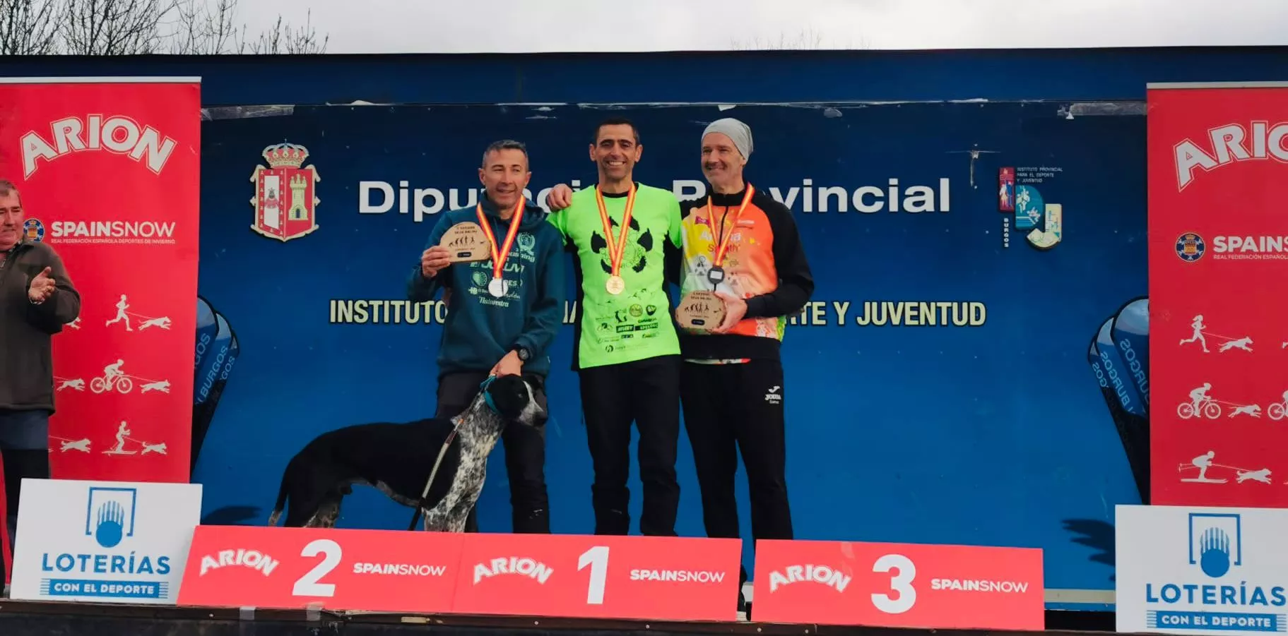 David Eced en el podio como campeón.