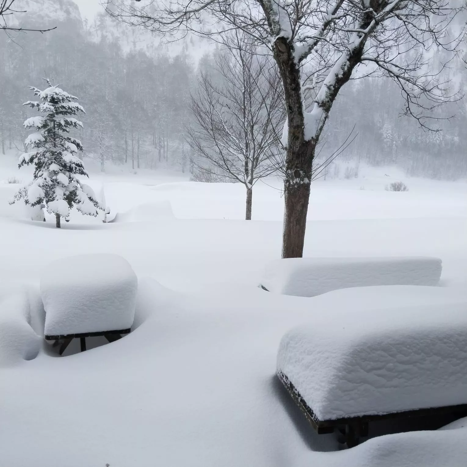 Refugio de Linza donde el temporal de nieve ha dejado por el momento 85 centímetros.