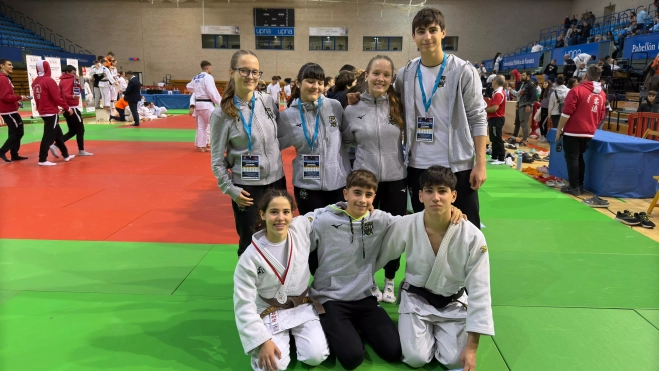 Judocas del CJ Huesca en Pamplona, con la medallista Jimena Martín, agachada primera por la izquierda Judocas del CJ Huesca en Pamplona, con la medallista Jimena Martín, agachada primera por la izquierda