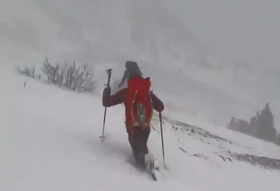 Rescatan ileso a un montañero desaparecido durante el temporal. Rescatan ileso a un montañero desaparecido durante el temporal.