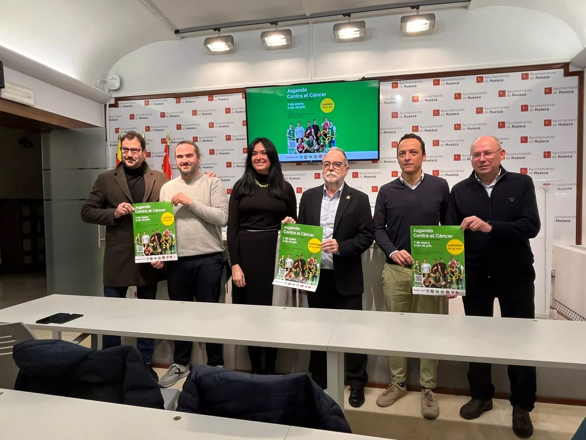 Lascorz, Oliva, Orduna, Ramón y Cajal, Aineto y Carranza, en la presentación de "Jugando contra el Cáncer". Foto: Adrián Mora