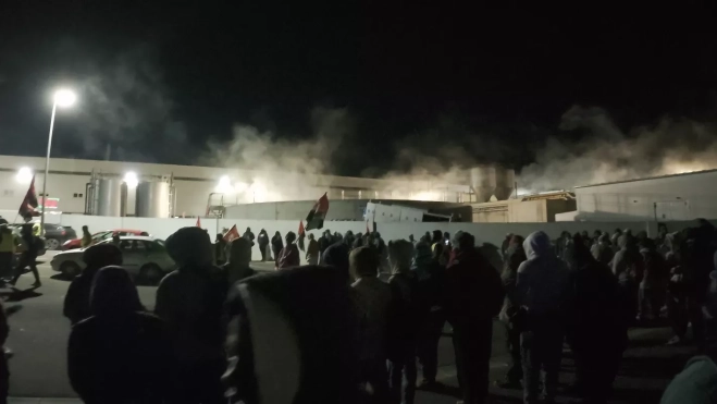 Concentración en la primera jornada de huelga ante la empresa Litera Meat. Concentración en la primera jornada de huelga ante la empresa Litera Meat.