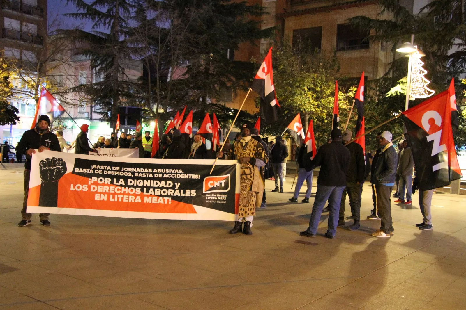 Manifestación de trabajadores de Litera Meat en Binéfar. Foto Carlos Neofato