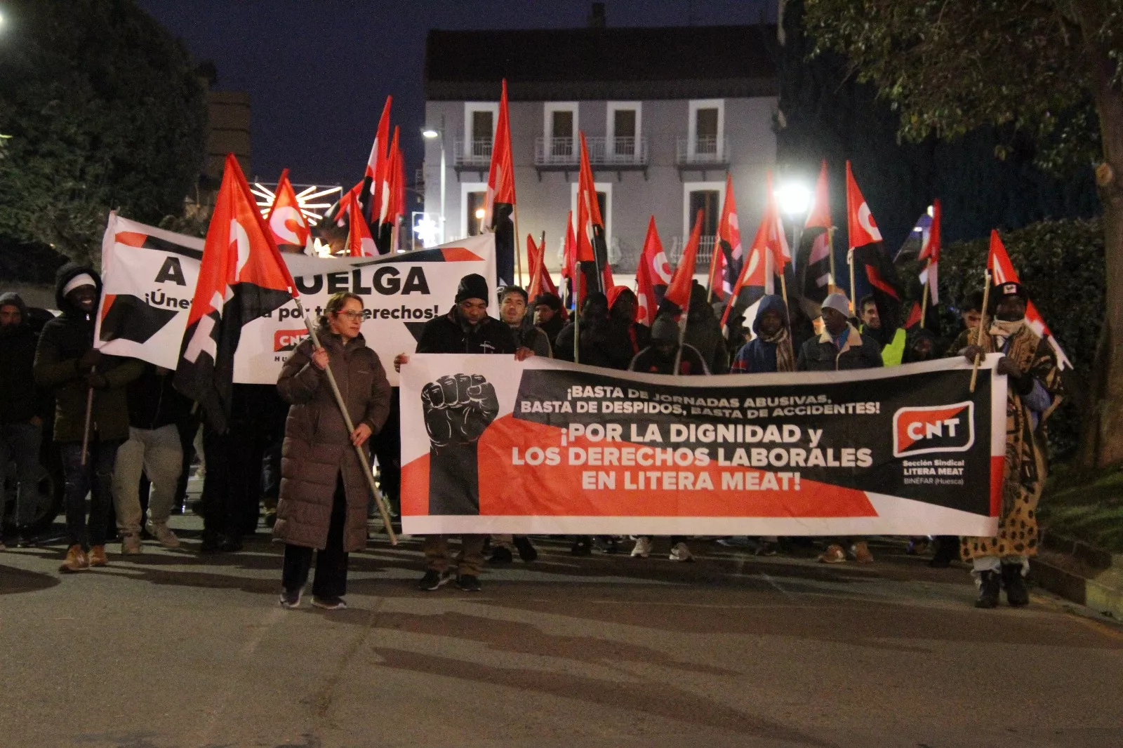 Manifestación de trabajadores de Litera Meat en la plaza de España de Binéfar.