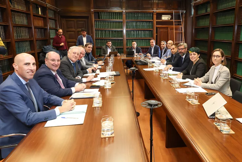 Reunión del Gobierno de Aragón y el Ministerio de Transportes para abordar avances y futuras inversiones de infraestructuras en la comunidad.