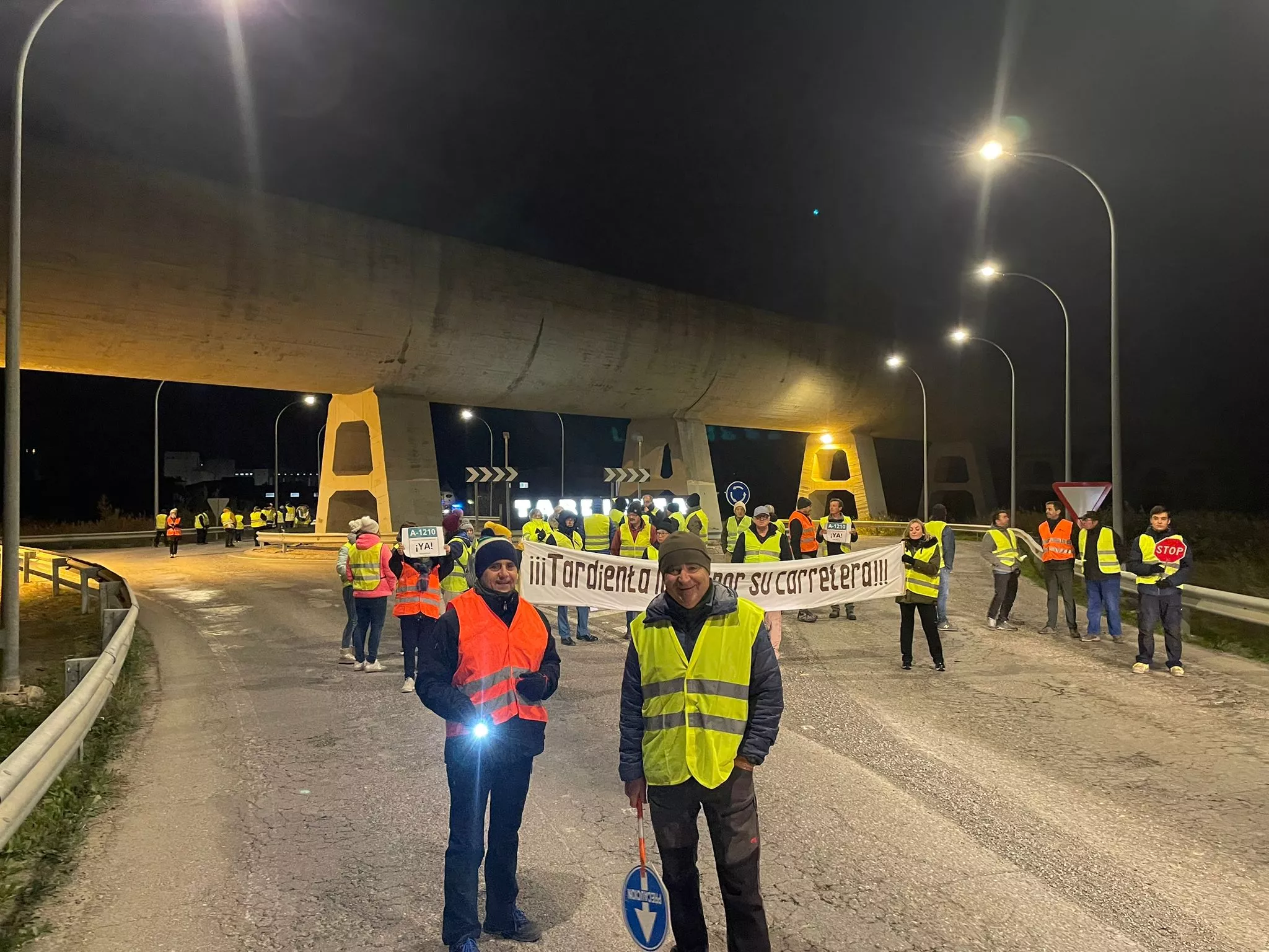Vecinos de Tardienta durante el corte