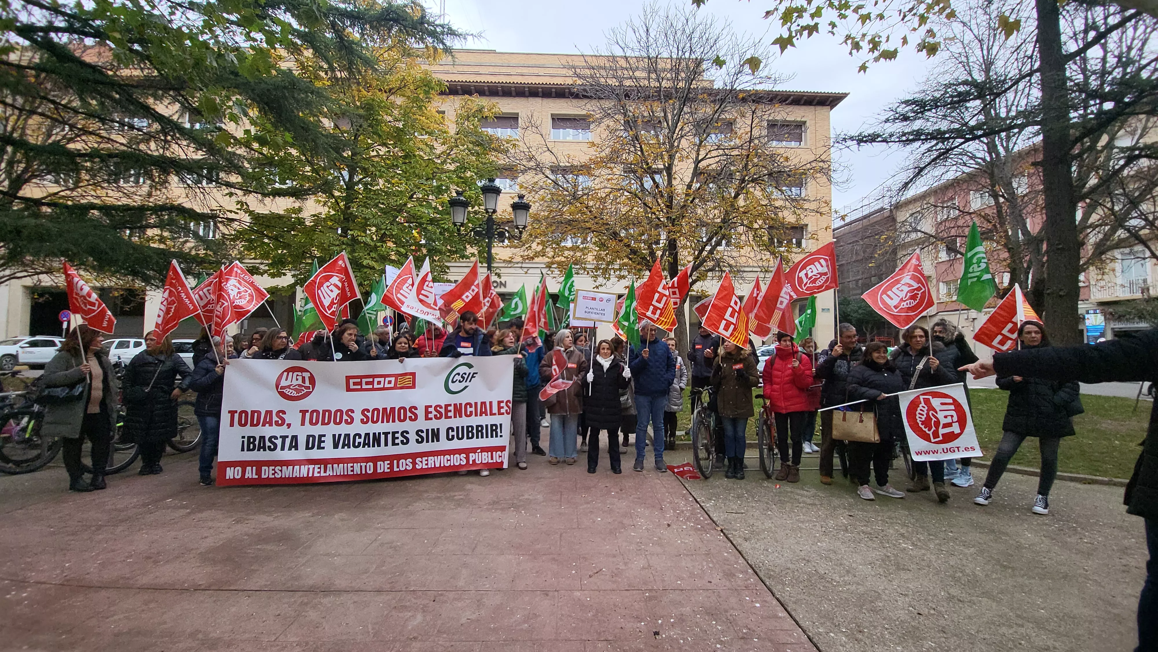 Delegados y delegadas de CCOO, UGT y CSIF se han concentrado en la plaza de Cervantes bajo el lema "Basta ya de vacantes". Foto Mercedes Manterola