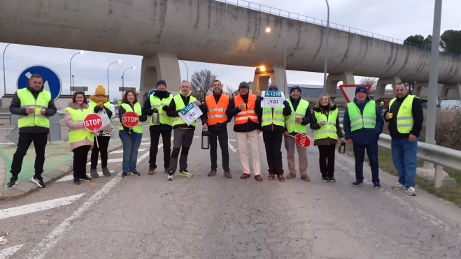 Vecinos de Tardienta durante el corte Vecinos de Tardienta durante el corte