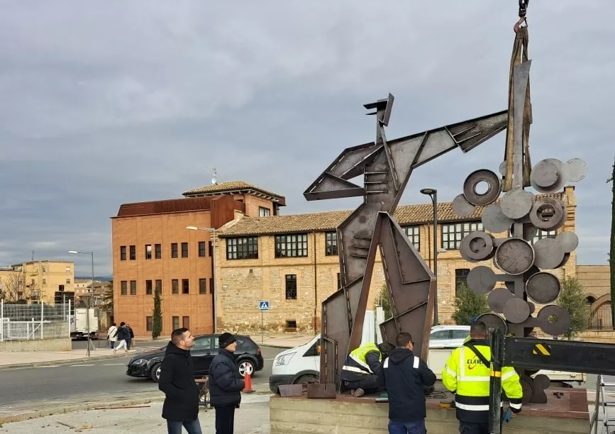 Escultura de Julio Tapia 'Hombre con Racimo'.