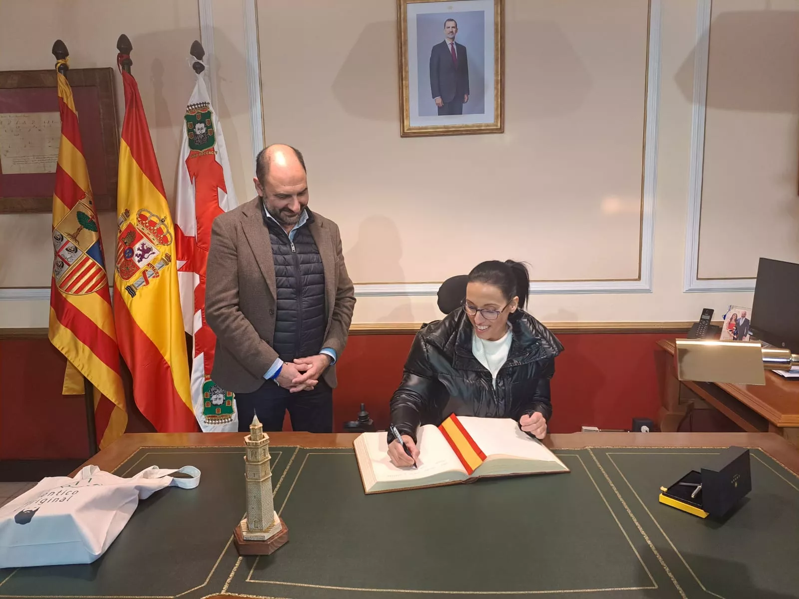Teresa Perales firma el Libro de Oro y cautiva a los barbastrenses con su discurso de vida