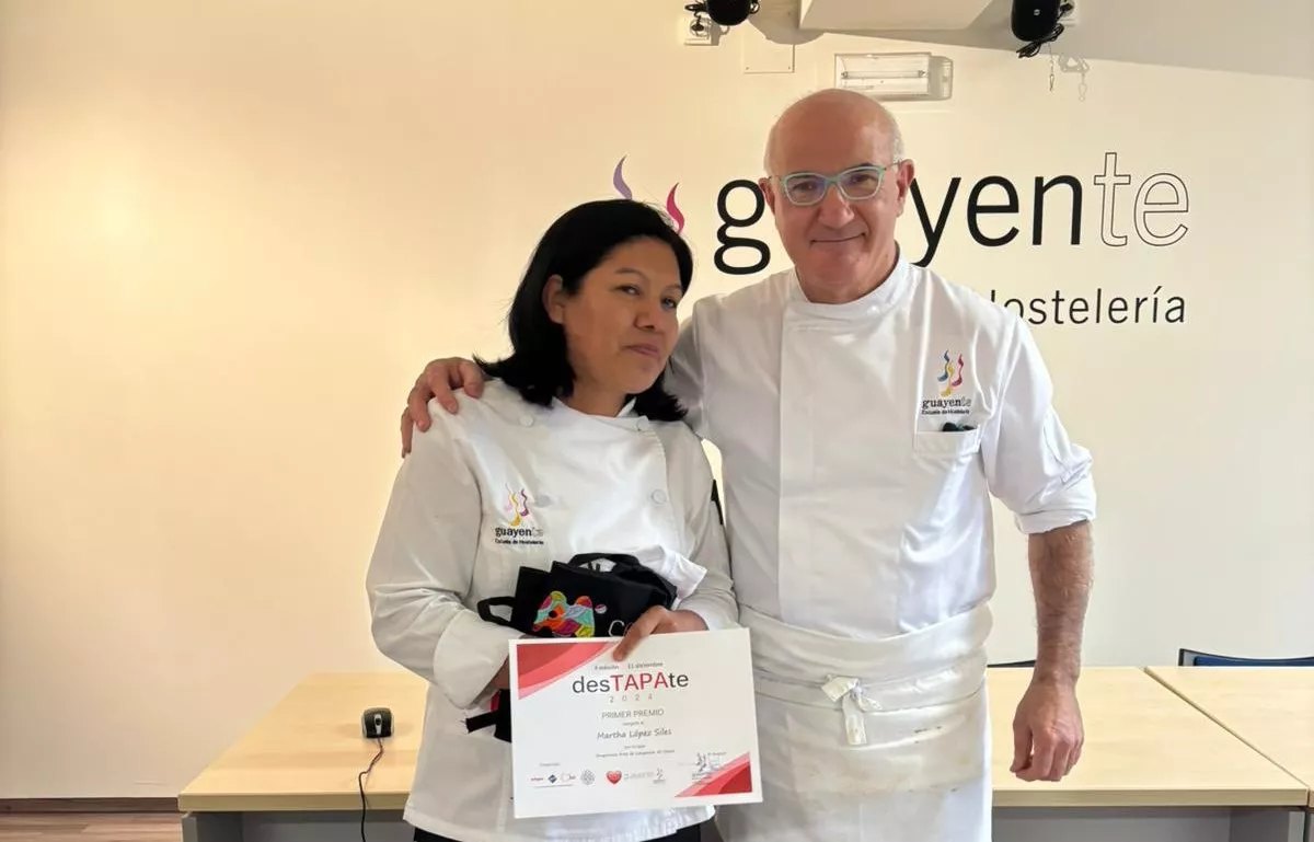 Martha Lopez Siles, ganadora del concurso DesTAPAte, con el profesor Jose Miguel Garcia Escudero. Martha Lopez Siles, ganadora del concurso DesTAPAte, con el profesor Jose Miguel Garcia Escudero.