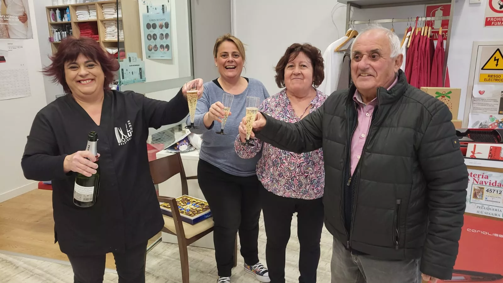  Ilu Segura en el veinte aniversario de su peluquería en Huesca