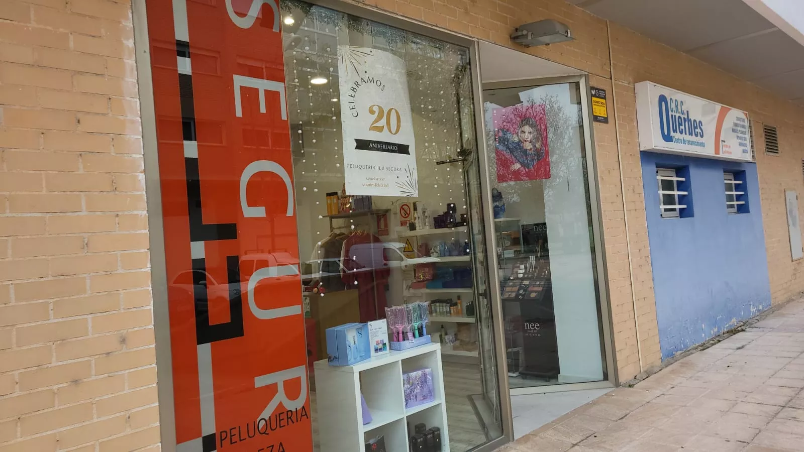 Ilu Segura en el veinte aniversario de su peluquería en Huesca