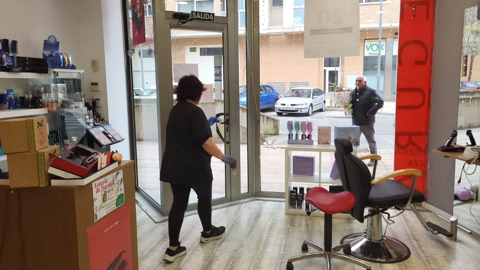  Ilu Segura en el veinte aniversario de su peluquería en Huesca