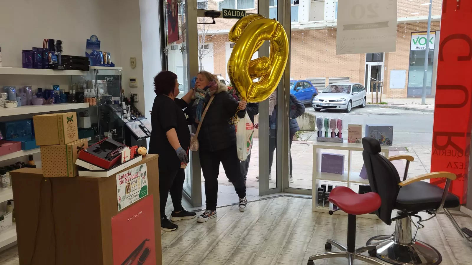  Ilu Segura en el veinte aniversario de su peluquería en Huesca