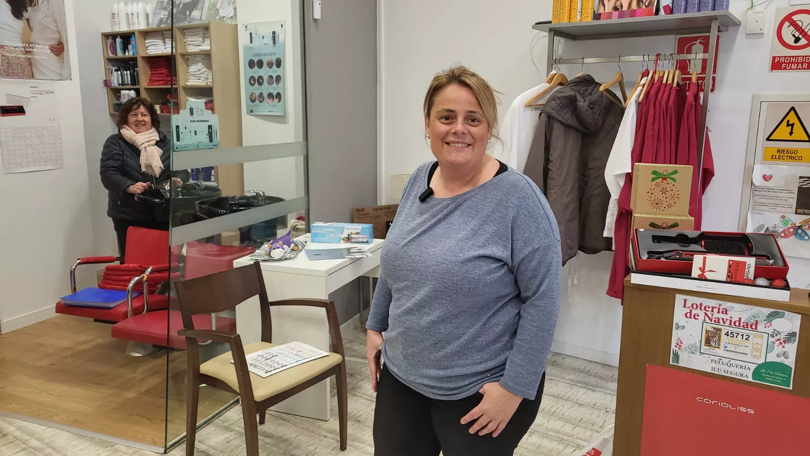  Ilu Segura en el veinte aniversario de su peluquería en Huesca