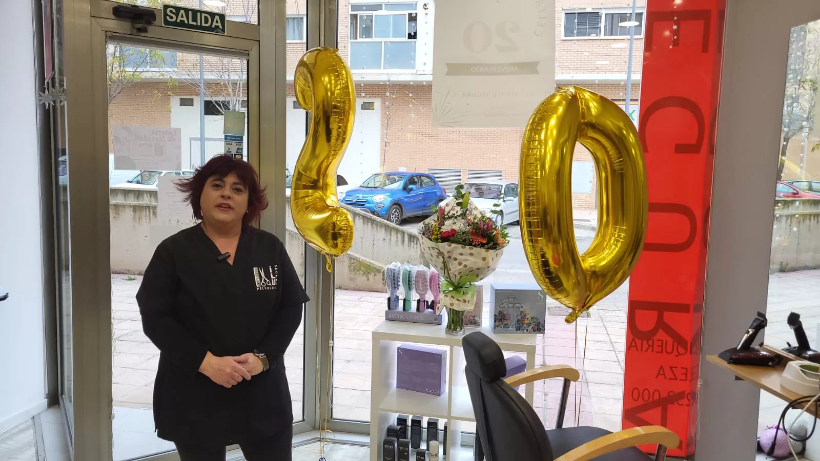  Ilu Segura en el veinte aniversario de su peluquería en Huesca