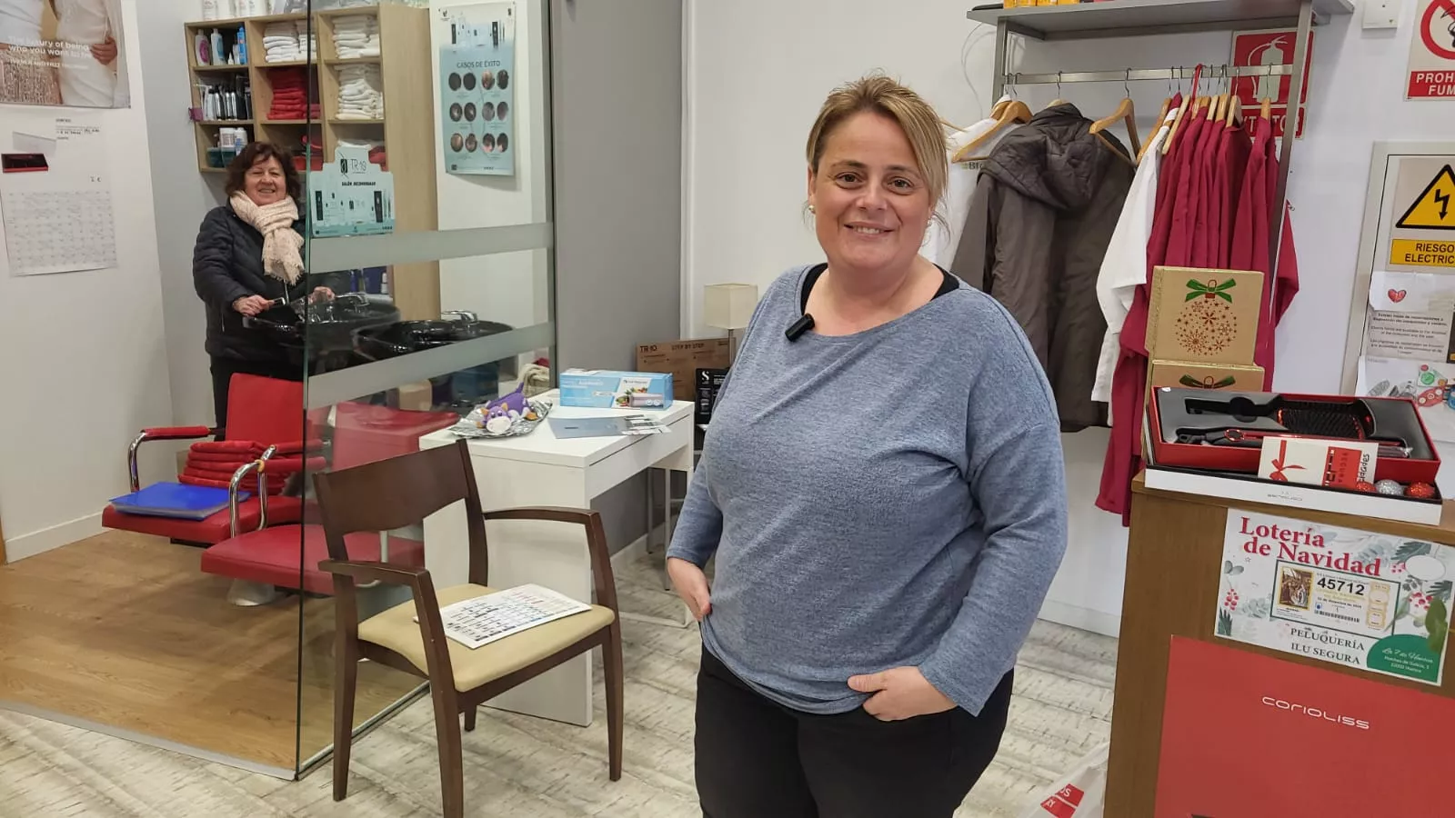  Ilu Segura en el veinte aniversario de su peluquería en Huesca