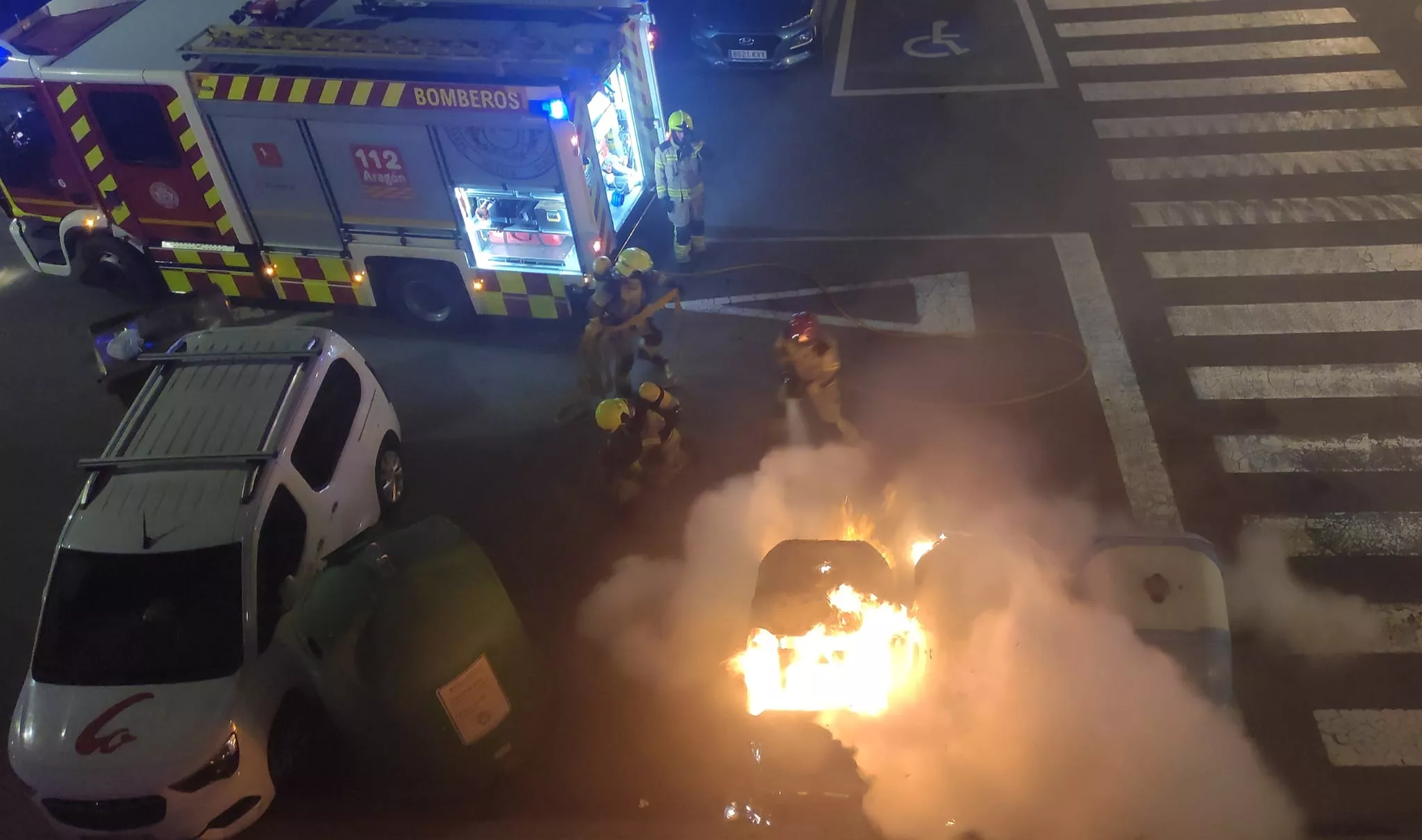 Incendio de contenedores en Huesca de madrugada. Foto Fernando Paúles Incendio de contenedores en Huesca de madrugada. Foto Fernando Paúles