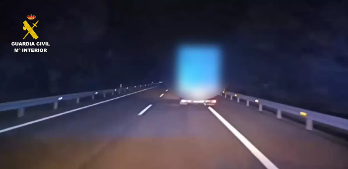 La Guardia Civil investiga a un camionero que circulaba haciendo zigzag por la AP2 y quintuplicó la tasa de alcohol.