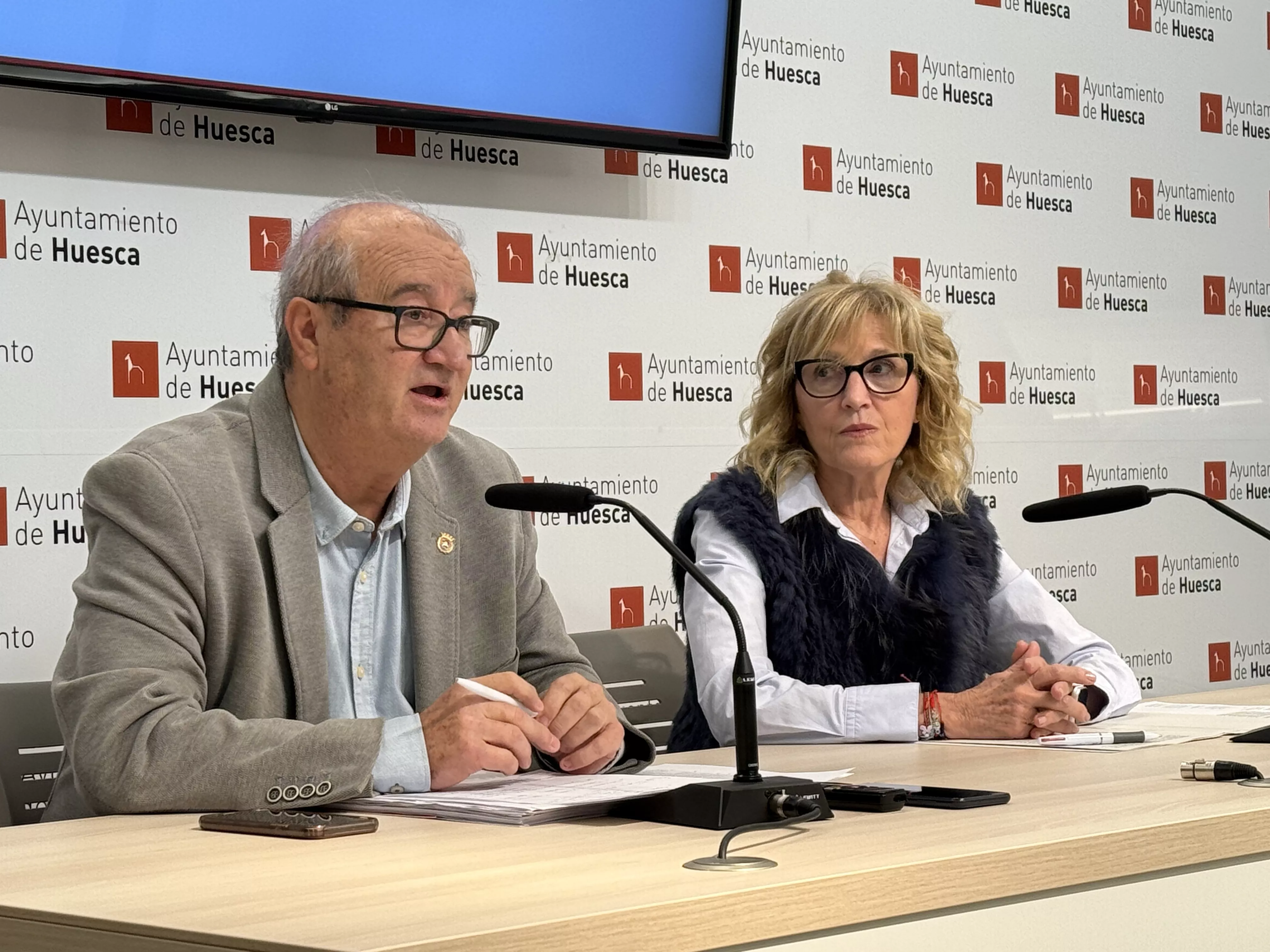 José María Romance y Silvia Salazar ha presentado las enmiendas al presupuesto de Huesca. José María Romance y Silvia Salazar ha presentado las enmiendas al presupuesto de Huesca.