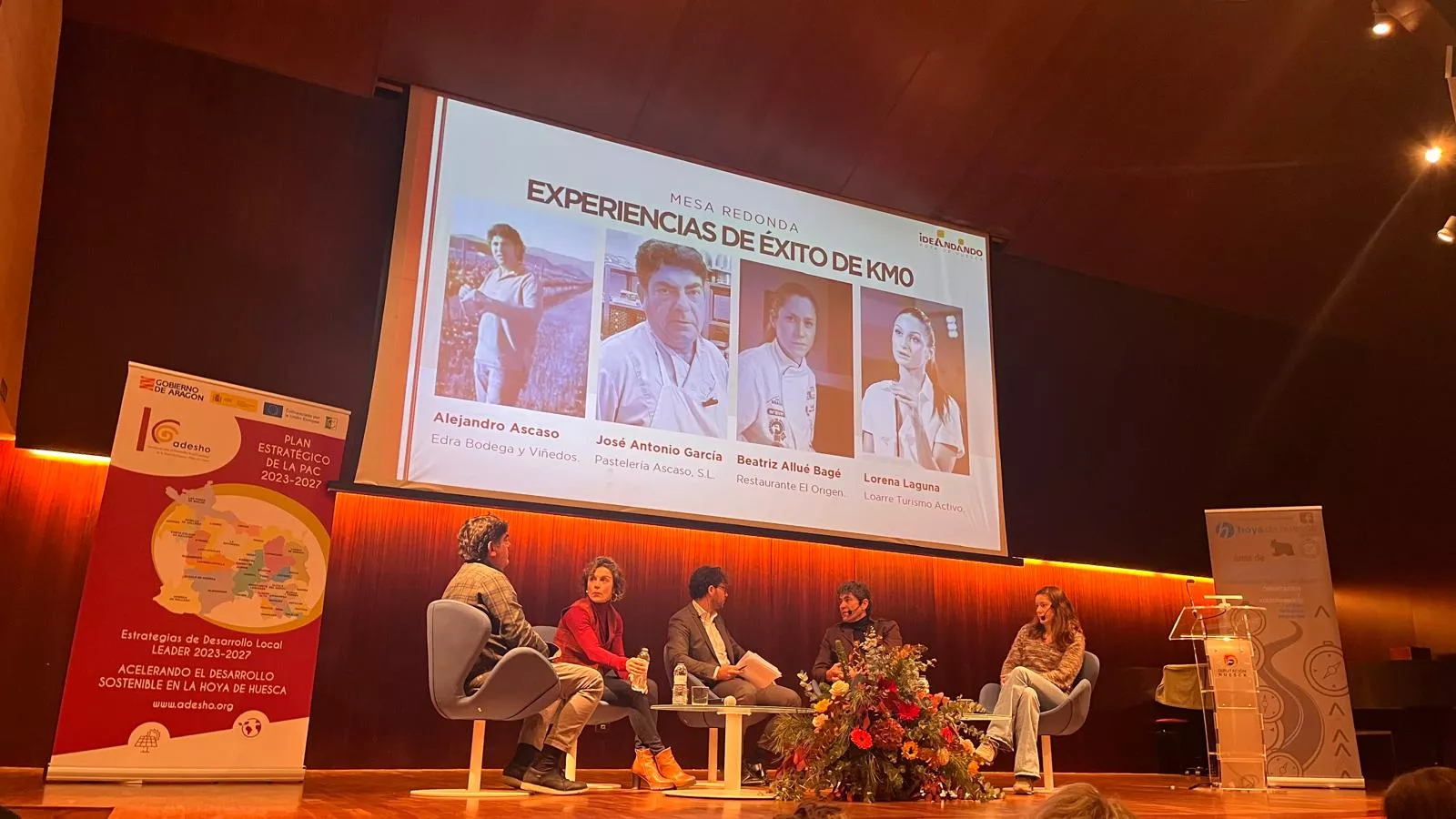 Mesa redonda sobre las experiencias de éxito de km 0 en la jornada Ideandando en Huesca..