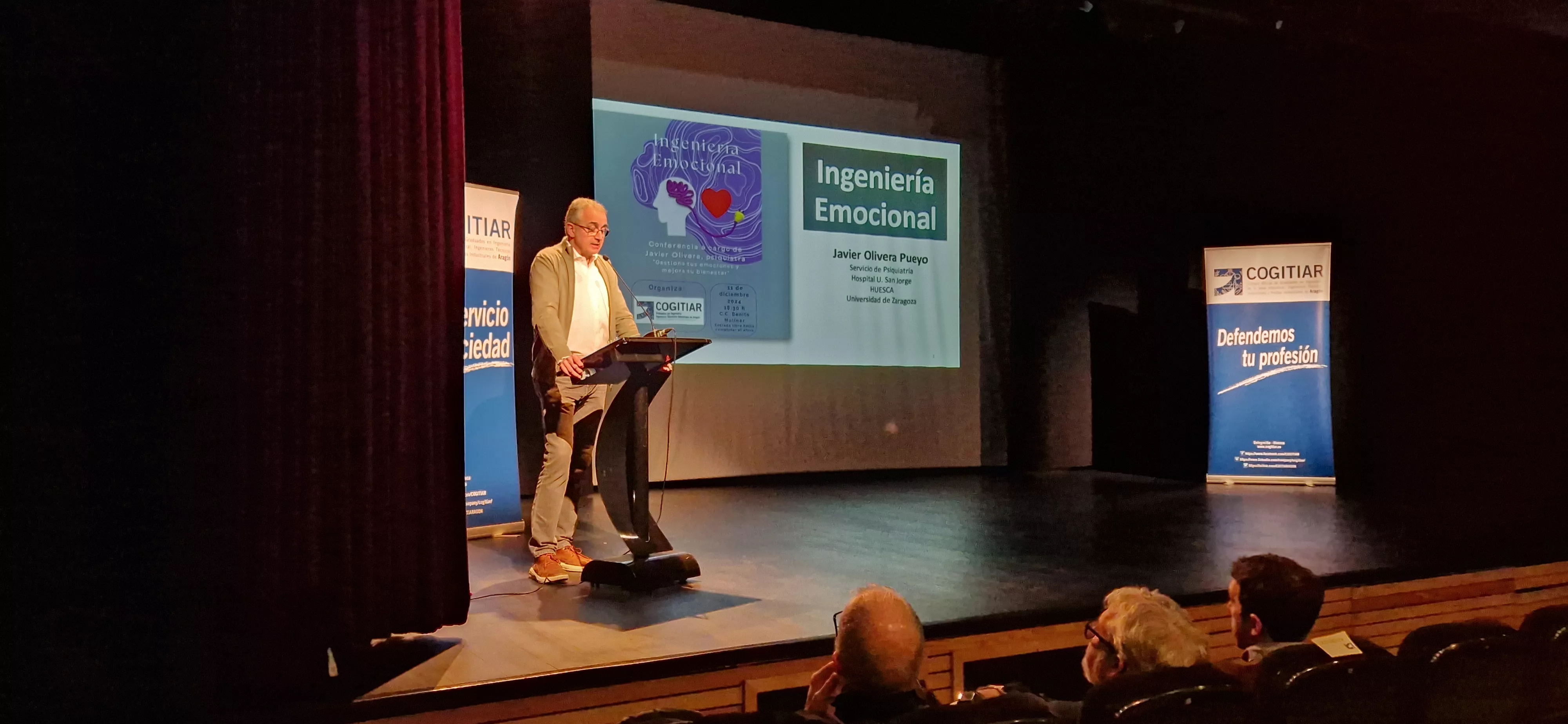 José Luis Ara Porte, presentando a  Javier Olivera, la "Ingeniería emocional". Foto Myriam Martínez