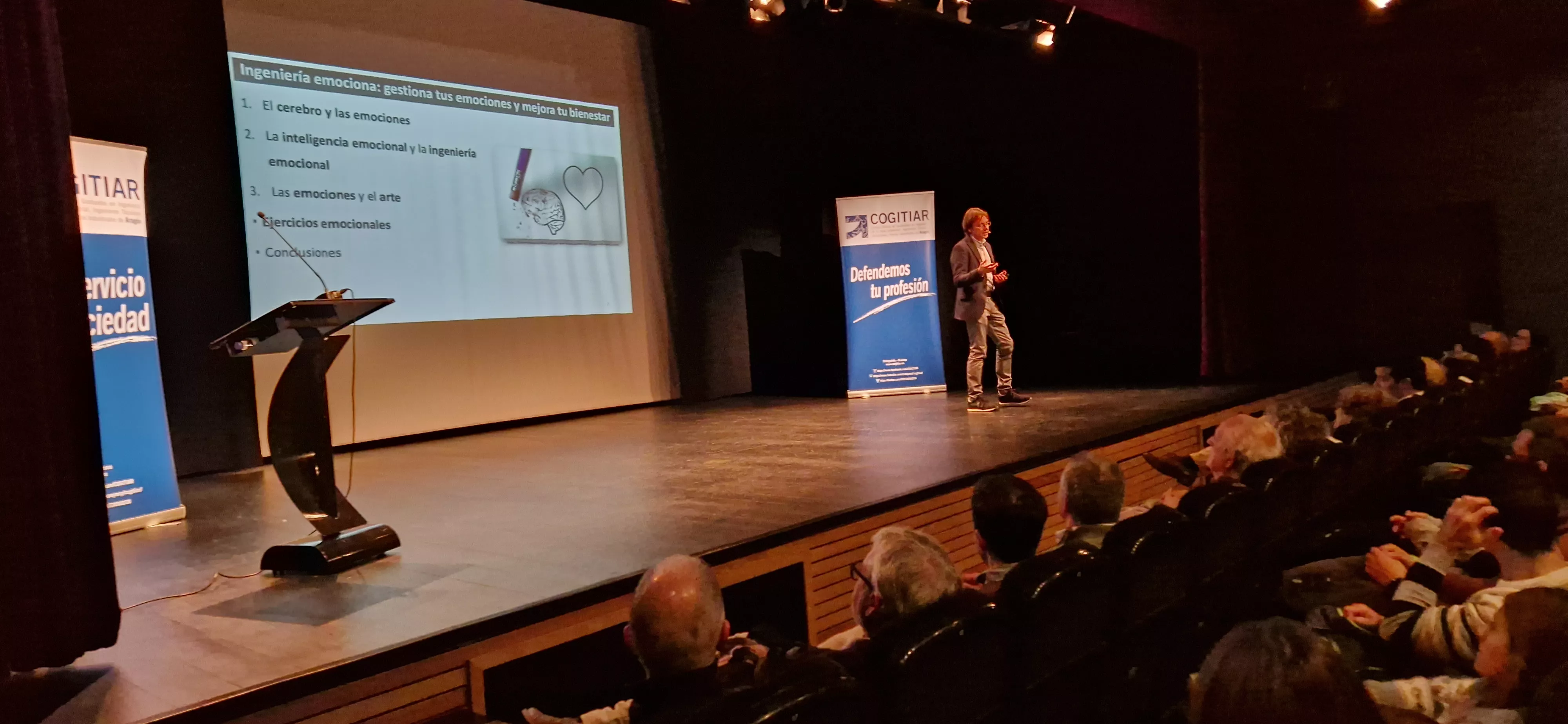 Conferencia de Javier Olivera, la "Ingeniería emocional". Foto Myriam Martínez