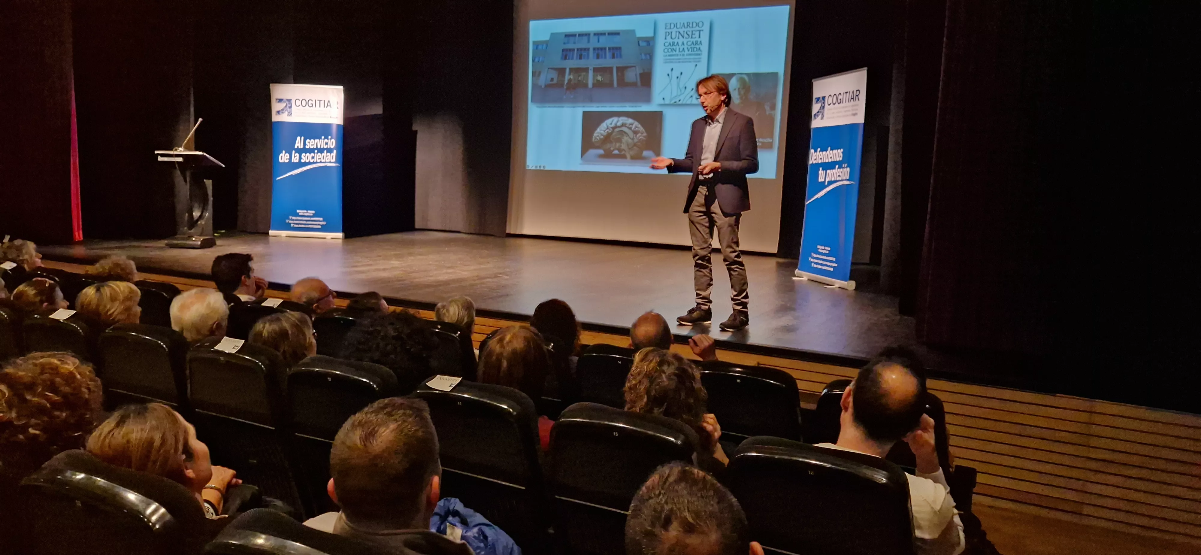 Conferencia de Javier Olivera, la "Ingeniería emocional". Foto Myriam Martínez