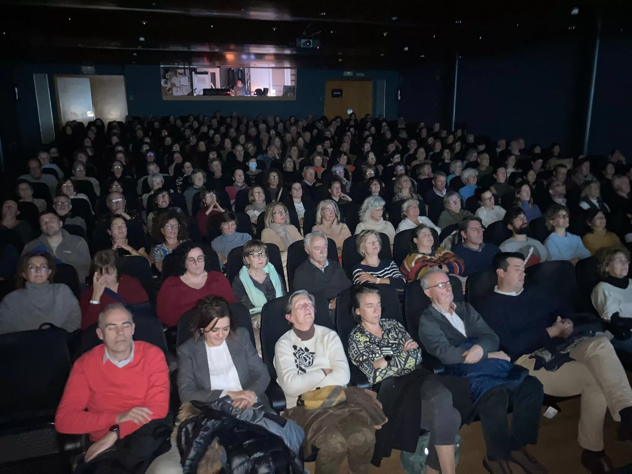 Javier Olivera pidió a los asistentes que cerrasen los ojos para realizar un ejercicio