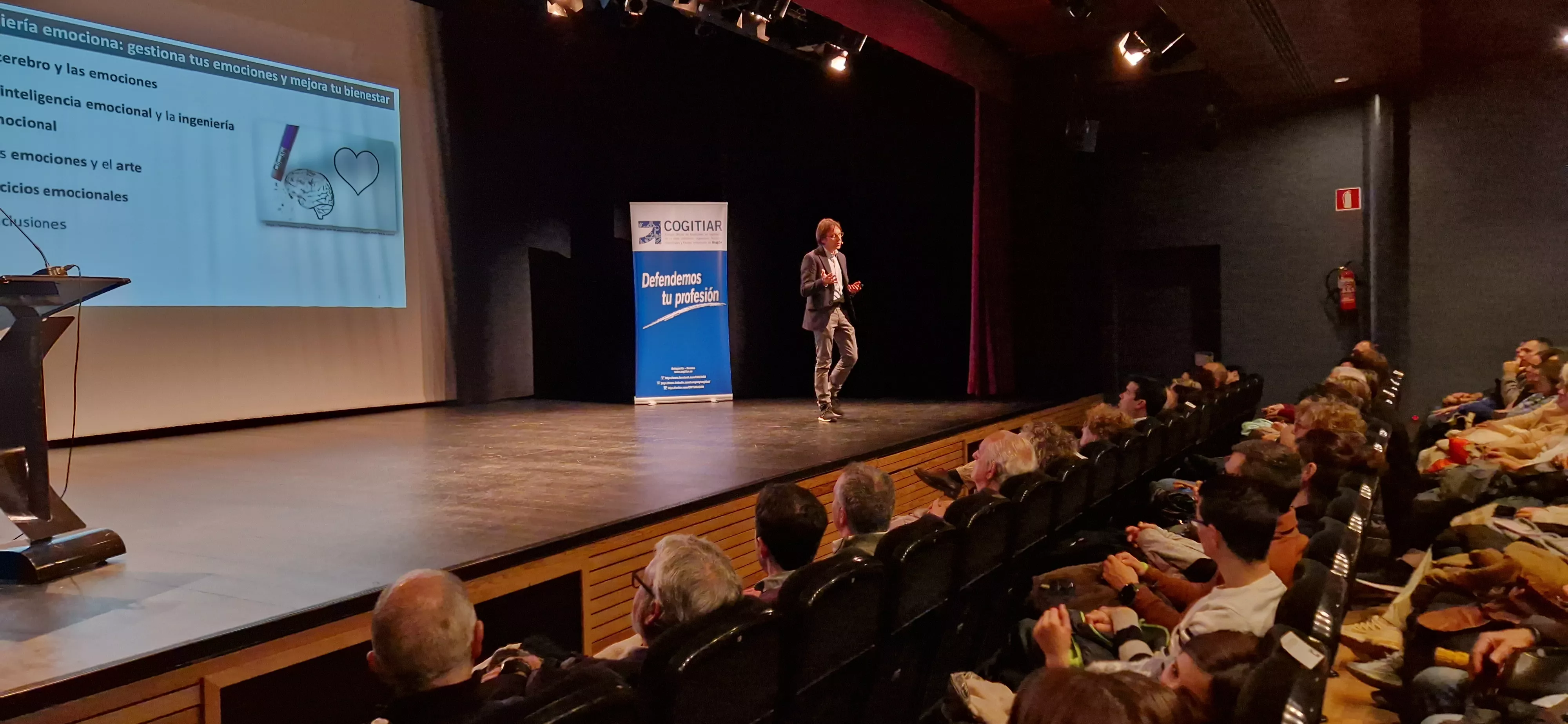 Javier Olivera, en plena exposición de su conferencia. Foto Myriam Martínez