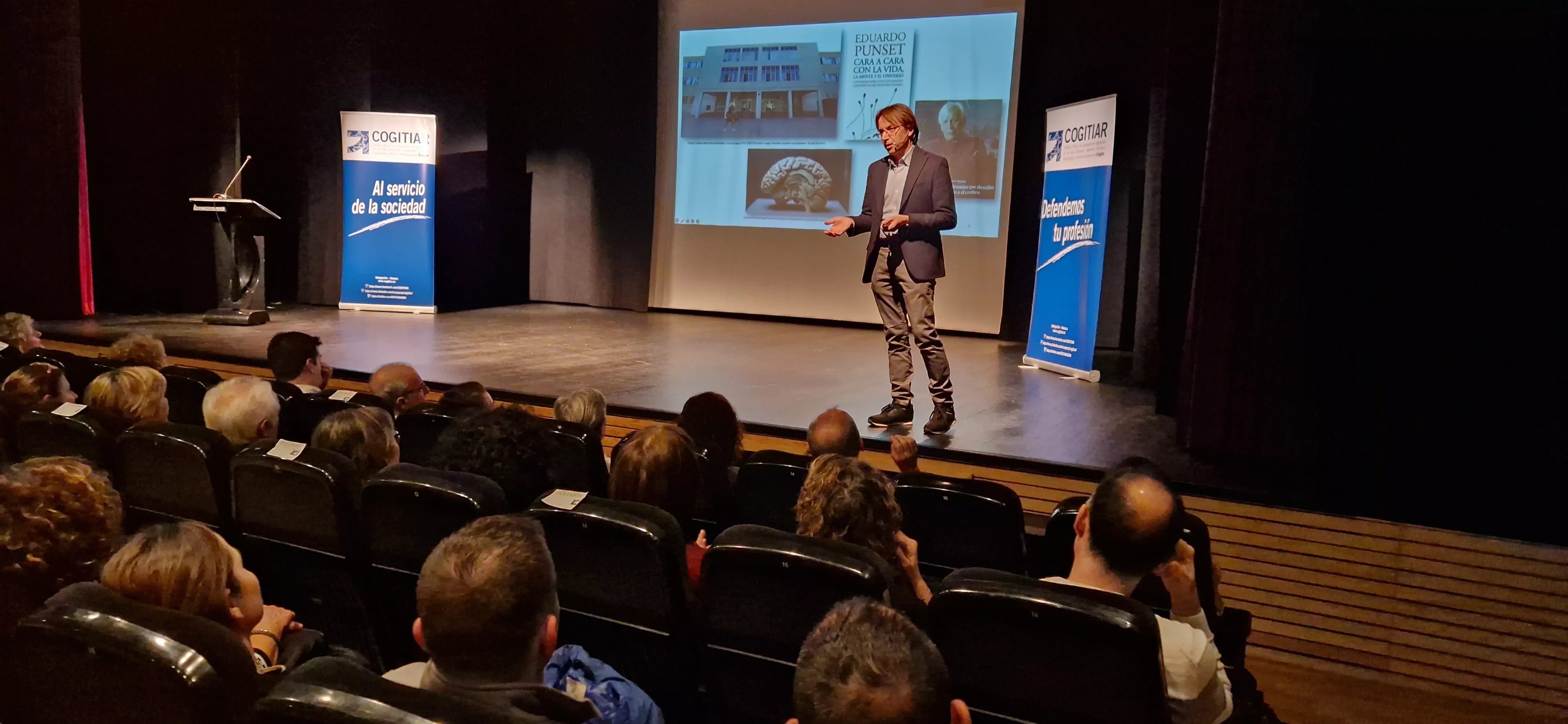 Javier Oliveram dirigiéndose a los asistentes. Foto Myriam Martínez