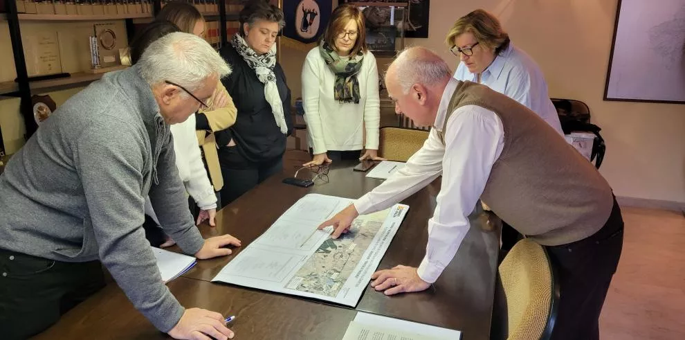 El director general, Miguel Ángel Arminio, con concejales y representantes vecinales de Tardienta