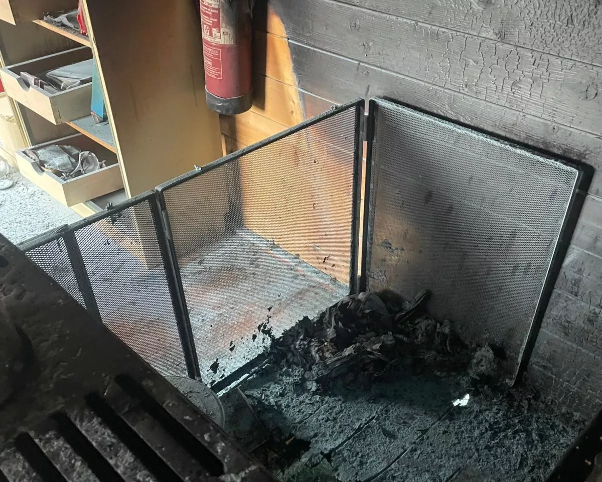 Estado de una de las aulas de la escuela de Caneto afectada por un incendio.