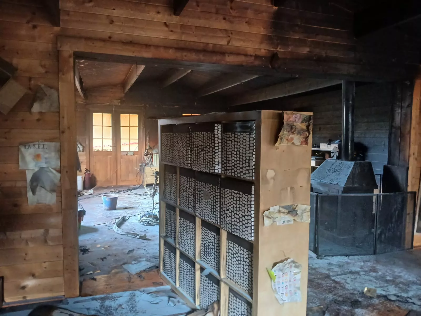 Estado de una de las aulas de la escuela de Caneto afectada por un incendio.