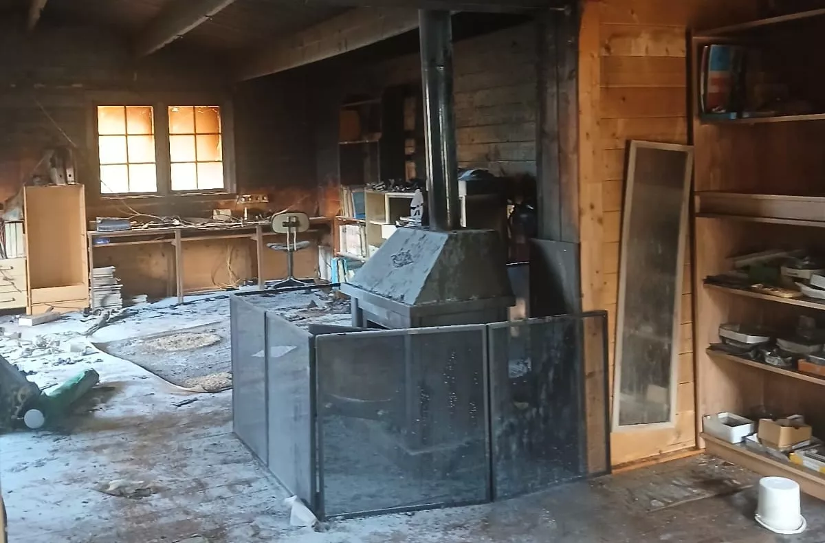 Estado de una de las aulas de la escuela de Caneto afectada por un incendio.