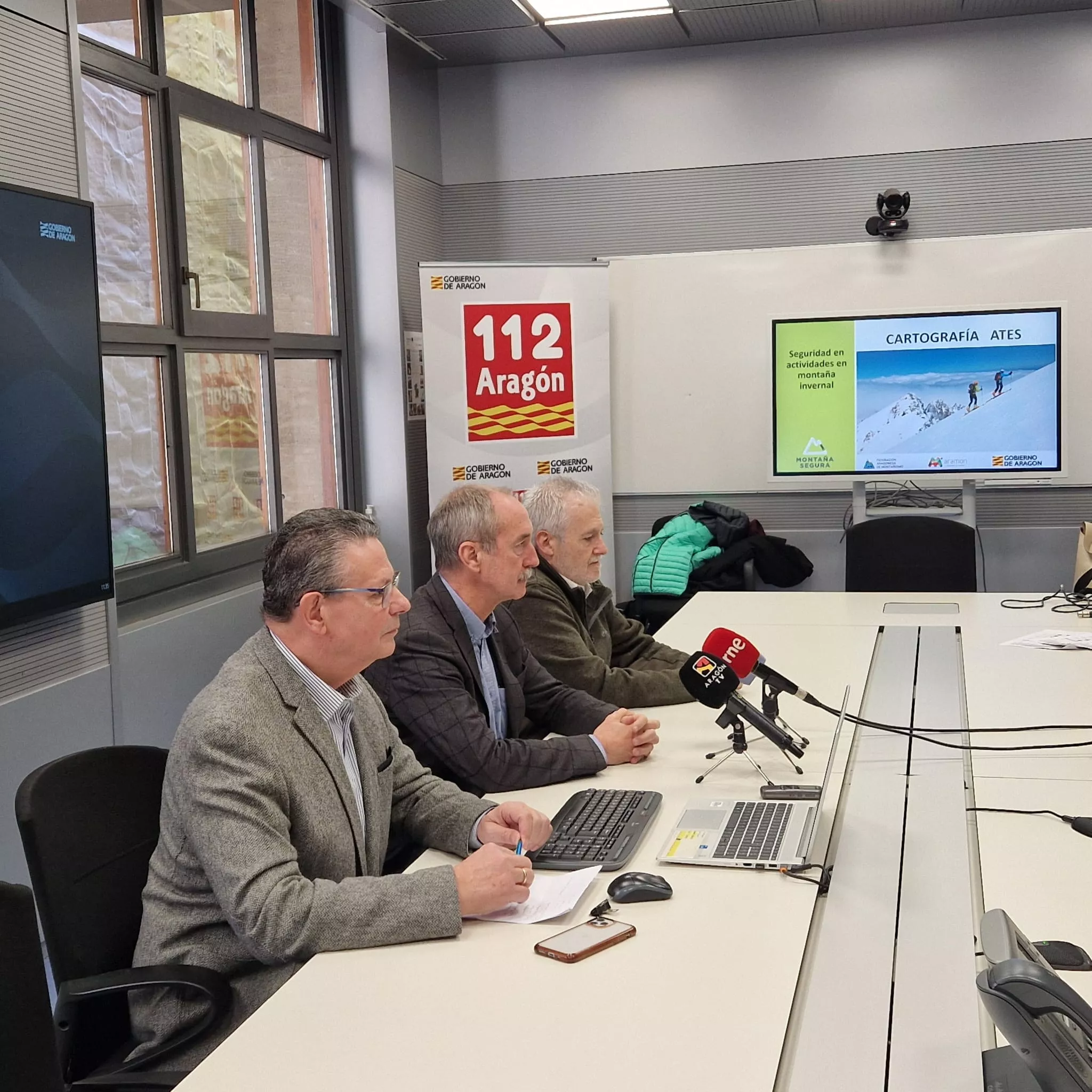 Laurentino Ceña, Miguel Ángel Clavero y Rafael Requena en la presentación de la campaña de prevención de accidentes en la montaña invernal.