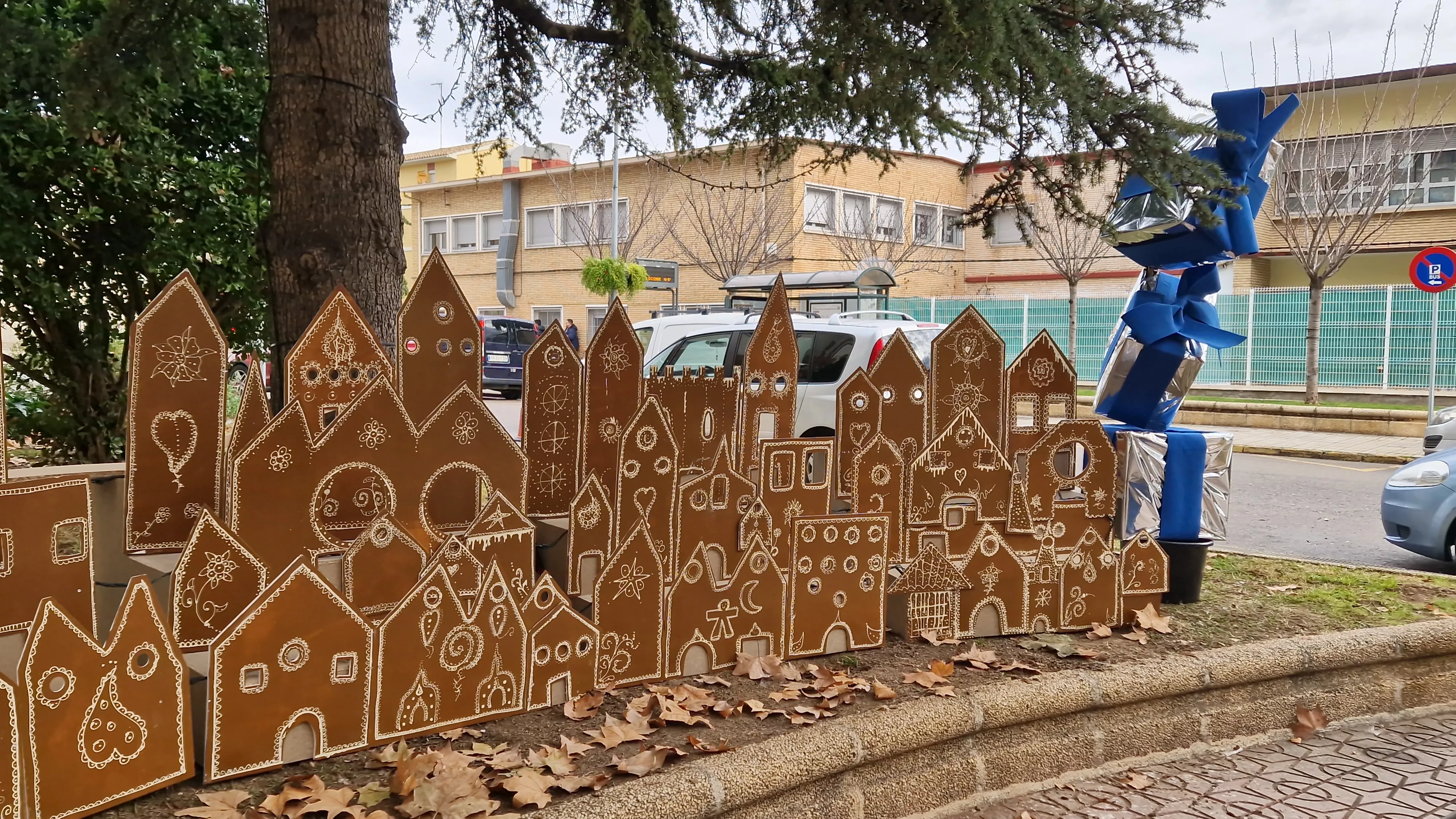 Abetos navideños decorados por Cadis Huesca. Foto Myriam Martínez