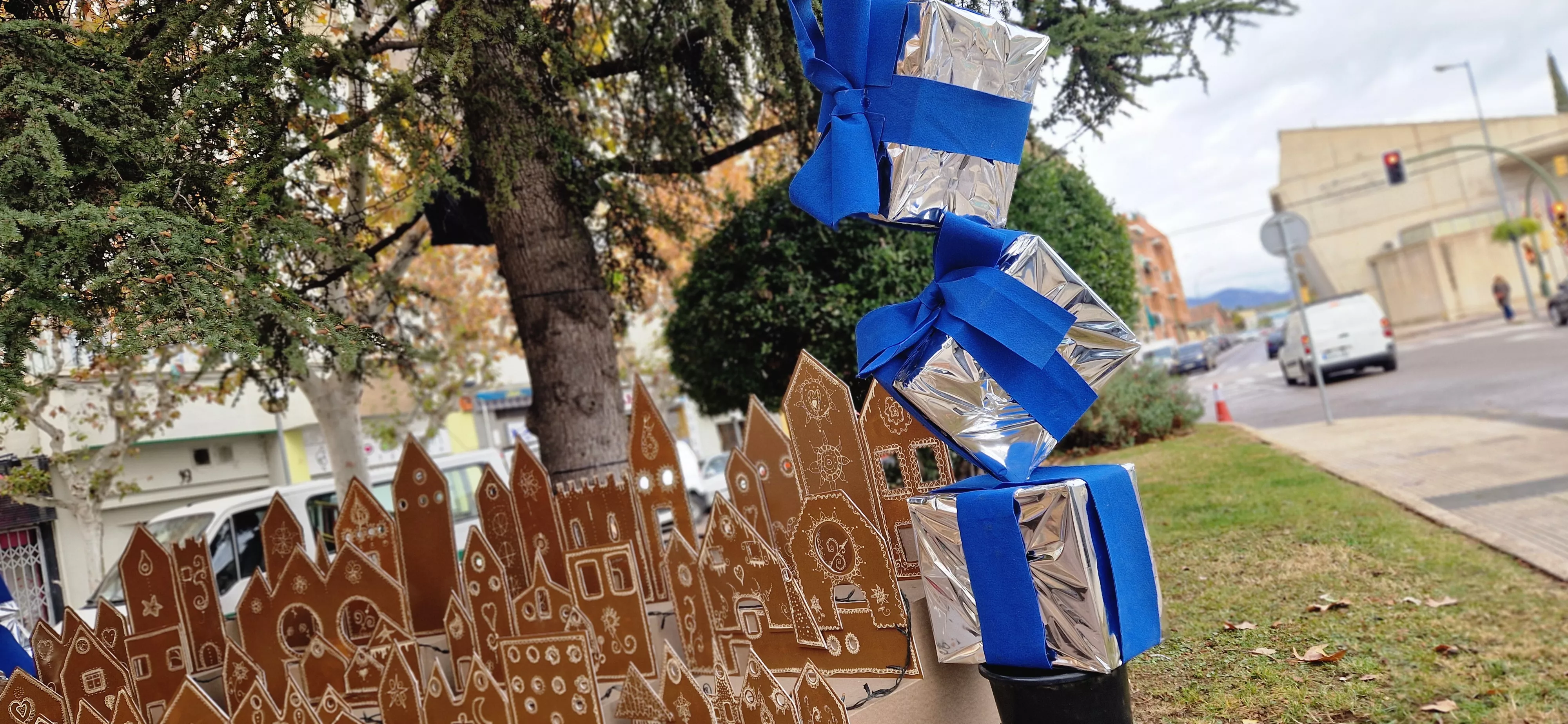 Abetos navideños decorados por Cadis Huesca. Foto Myriam Martínez