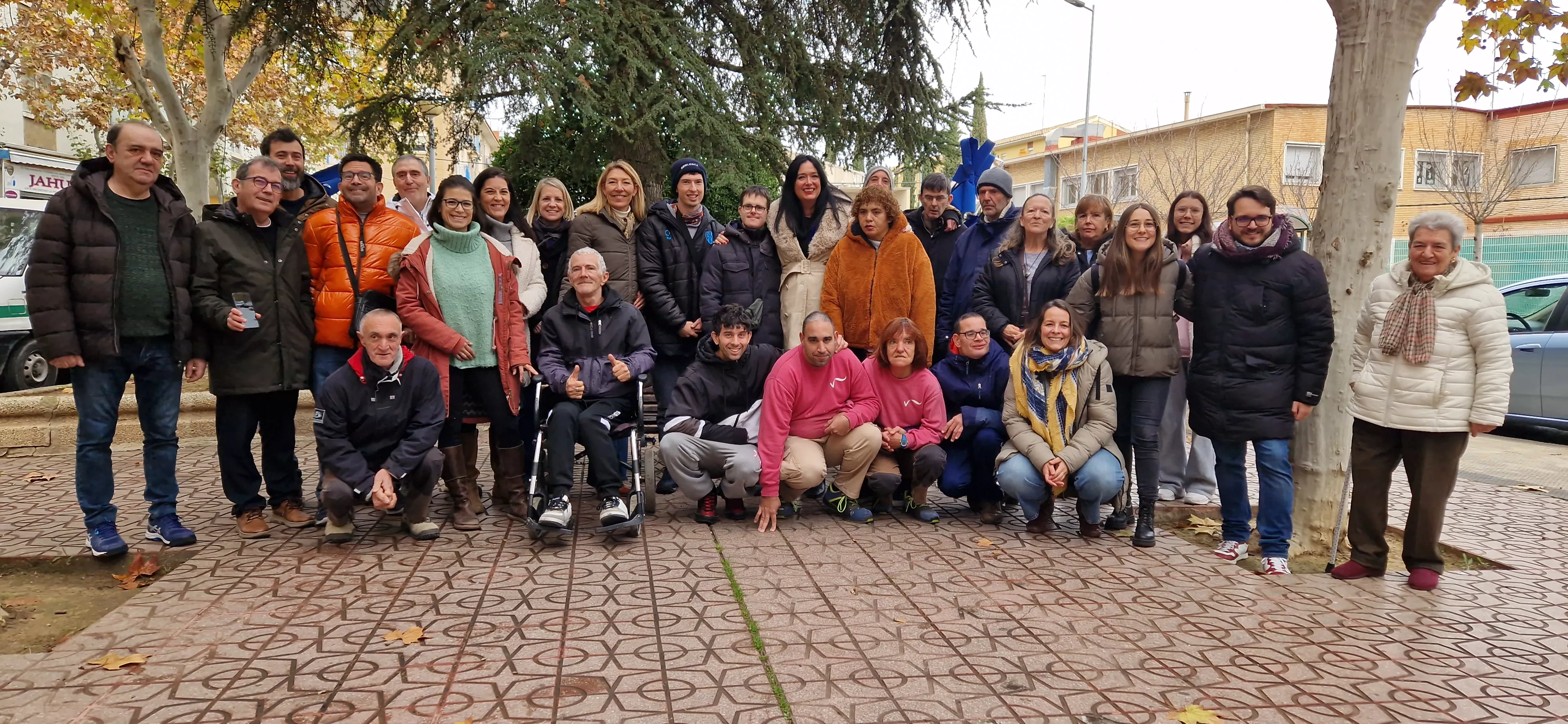 Presentación de los abetos navideños decorados por Cadis Huesca. Foto Myriam Martínez