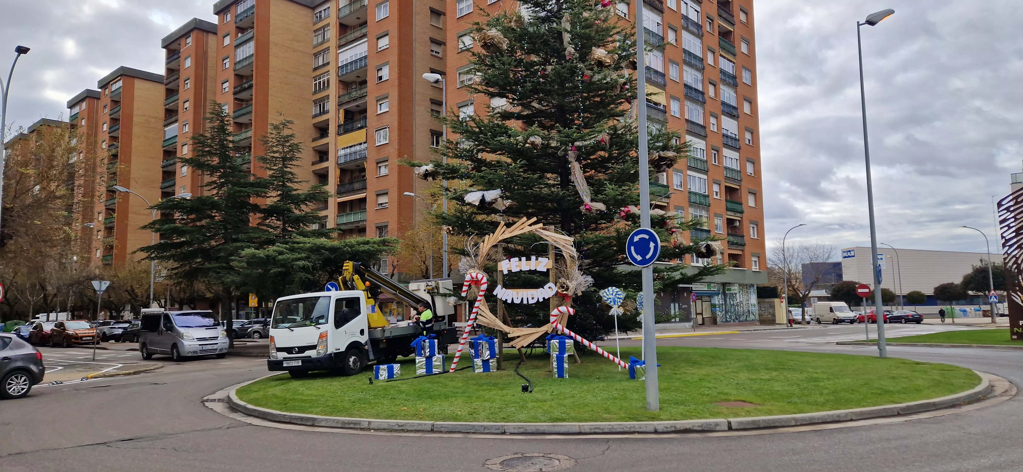 Presentación de los abetos navideños decorados por Cadis Huesca. Foto Myriam Martínez